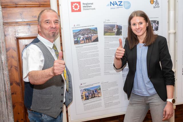 Friedrich Schwaiger und Anja Meier vor der Schautafel mit Berichten über das NAZ von MeinBezirk. | Foto: Klaus Pressberger