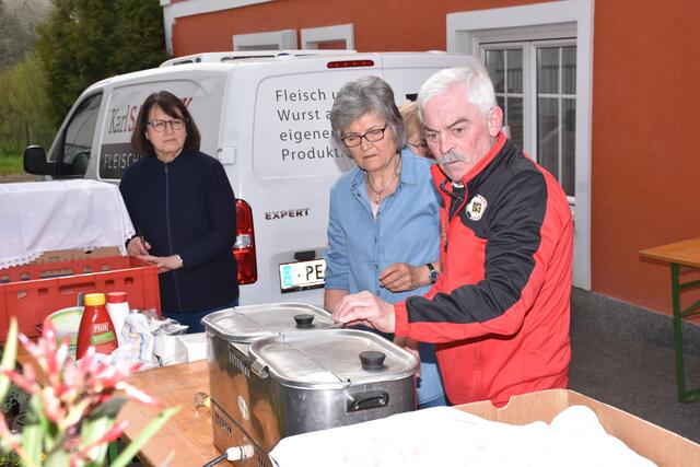 Nach der Corona-Pause hat der Markt Pabneukirchen 2022 wieder einen stattlichen Maibaum.  | Foto: Zinterhof