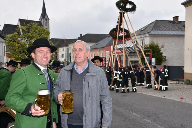 Nach der Corona-Pause hat der Markt Pabneukirchen 2022 wieder einen stattlichen Maibaum.  | Foto: Zinterhof