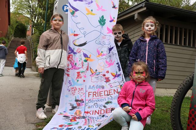 Die Kinder gestalteten eine bunte Friedensfahne.