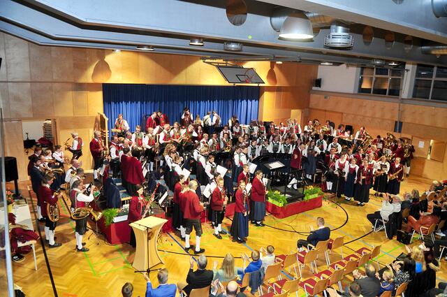 Wenn zwei Musikkapellen gemeinsam musizieren, wird daraus ein gewaltiges Orchester! | Foto: Hassl