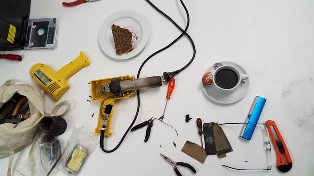 Reparieren bei Kaffee und Kuchen. | Foto: EFK Enns