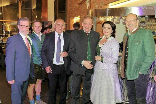 LAbg. Erwin Dirnberger (m.) war einer der Ehrengäste beim Frühlingsball | Foto: KC Lipizzanerheimat