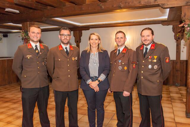 Kommandanten-Quartett mit Bürgermeisterin (von links): Gerald Koller (Wullowitz), Johannes Hiesl (Dorf Leopoldschlag), Anita Gstöttenmayr, Patrick Hoffelner (Markt Leopoldschlag) und Harald Kroiher (Mardetschlag). | Foto: FF Leopoldschlag