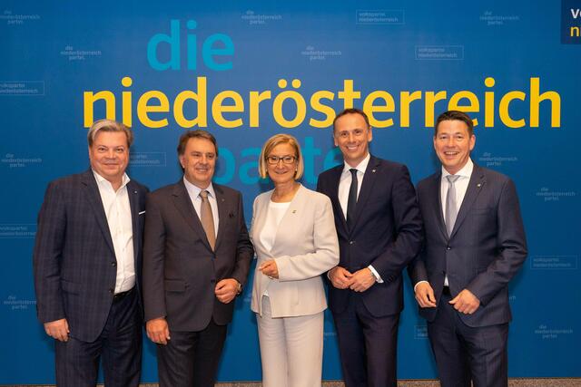 WBNÖ Direktor Servus Harald, WBNÖ Landesgruppen-Obmann WKNÖ Präsident Wolfgang Ecker, Landeshauptfrau Johanna Mikl-Leitner, Wirtschaftslandesrat Jochen Danninger und LAbg. Kurt Hackl. | Foto: VPNÖ