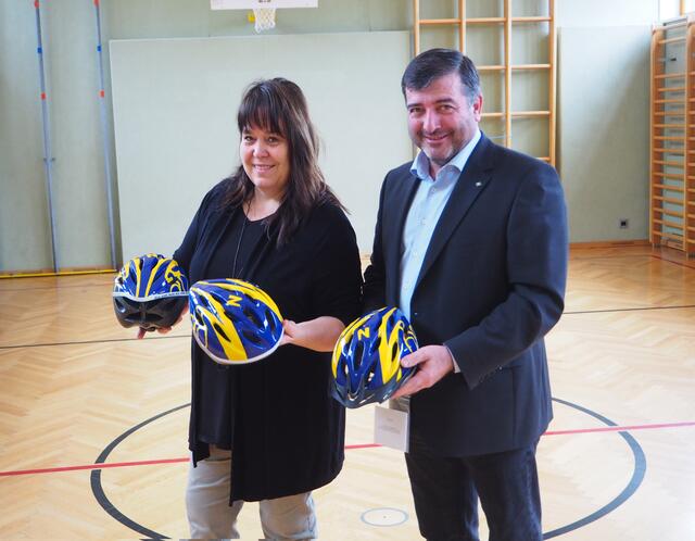 Für die Fahrradprüfung an den Volksschulen gibt es noch gratis Fahrradhelme für finanziell schwache Familien. | Foto: Pichler