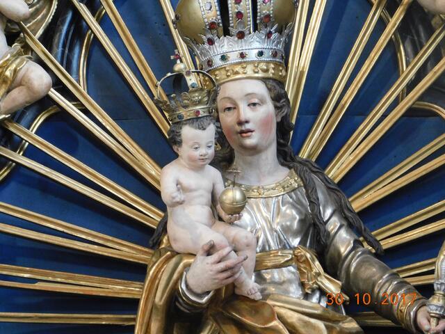 Die sogenannte Fasser Madonna.  befindet sich der Johannesalter mit der Fassermadonna, eine Strahlenkranzmadonna auf der Mondsichel, die von der Zunft der Fassmacher gestiftet wurde.