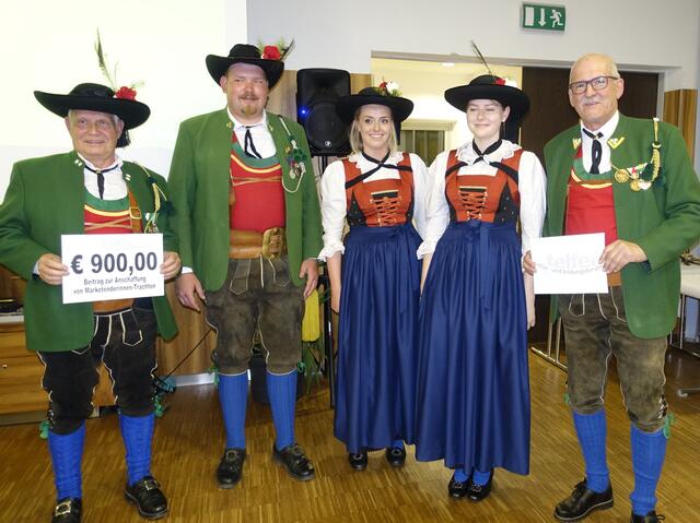 Überreichung der Spende (v.l.n.r.): Kassier Peter Raffelsberger, Hauptmann Pius Trostberger, die Marketenderinnen Johanna Tabelander und Emma Widauer, TeKuBi-Obmann Hansjörg Hofer. | Foto: Andrea Schatz