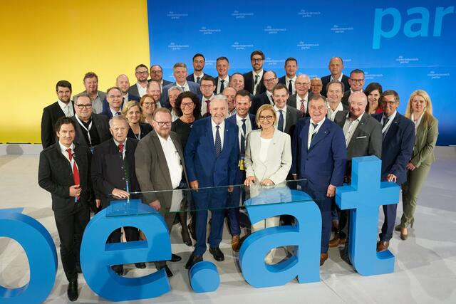 Landeshauptfrau Johanna Mikl-Leitner mit Delegation der Volkspartei Bezirk Wiener Neustadt. | Foto: ÖVP Bezirk