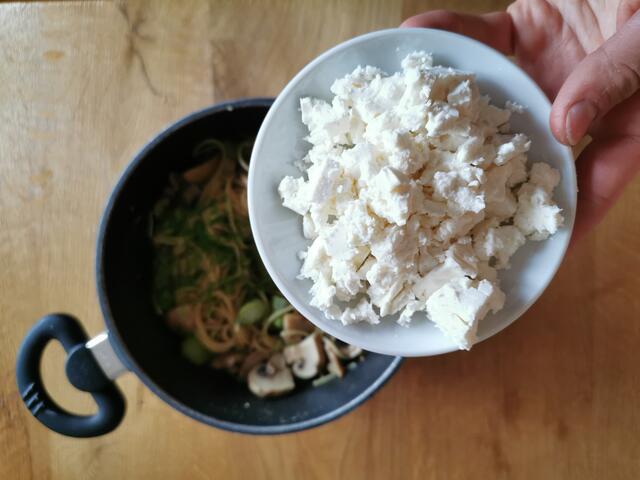 Nun den zerbröckelten Feta unterrühren. | Foto: Katrin Ebetshuber