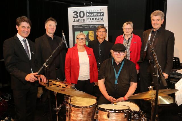 Drei Gründungsmitglieder und vier Musiker der ersten Veranstaltung: Günther Zweidick, Günther Pendl, Dorli Weberitsch, Johann Prassl, Sigi Feigl, Ludmilla Potzinger und Peperl Tropper. | Foto: schmidbauer
