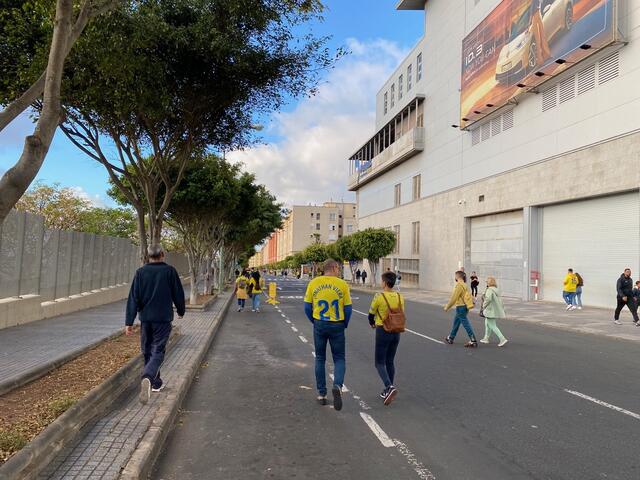 Die Strassen auf der Südseite des Stadion sind von 17:00 bis 23. für den Verkehr gesperrt. | Foto: Herbert Waltl