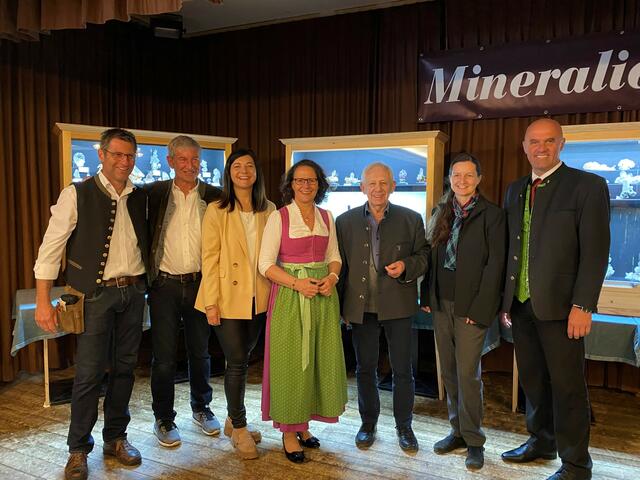 Ausstellungseröffnung in Bramberg: Sascha Voithofer (Wirt Senninger Bräu Bramberg), Erwin Burgsteiner (Landesobmann „Vereinigten Mineraliensammler Österreichs“ - VMÖ), Ingrid Maier-Schöppl (GF TVB Neukirchen-Bramberg), LR Daniela Gutschi, Gerhard Fischer (Bundesobmann VMÖ), Waltraud Moser-Schmidl (Kustodin Museum Bramberg) und Bgm. Hannes Enzinger. | Foto: NPHT/Anna Pecile