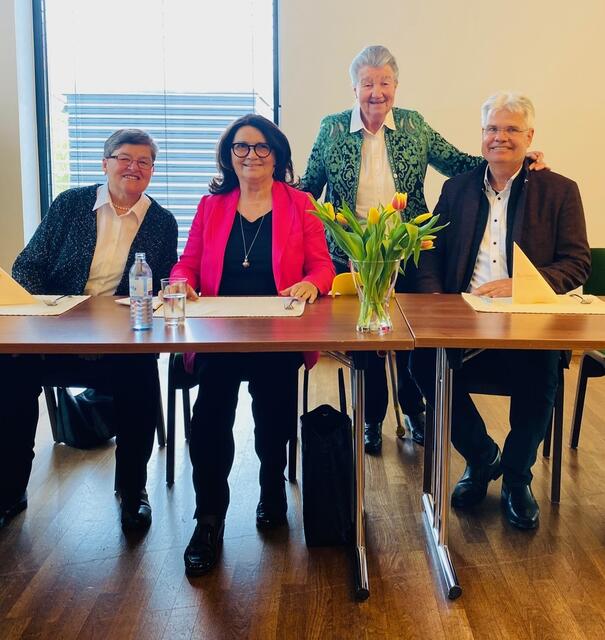 Theresia Lauer, Elisabeth Scheucher-Pichler, Obfrau Roswitha Kulterer und Bürgermeister Stefan Deutschmann | Foto: Privat