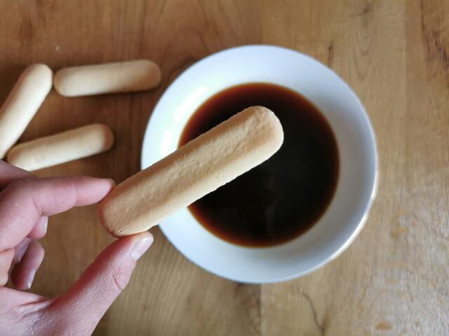 Die Biskotten kurz in kalten Kaffee tauchen. | Foto: Katrin Ebetshuber