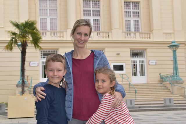 Martin, Kristina und Amelie Rychli freuen sich schon auf den Muttertag, es gibt selbst Gebasteltes und ein Gedicht.
 | Foto: Preineder