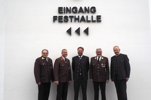 Christian Lackner Abschnitts-Feuerwehrkommandant, Georg Weiß Ortsfeuerwehrkommandant, Rupert Maier, Obmann Kameradschaft, Peter List, Vizebürgermeister und Rupert Winter, Bürgermeister