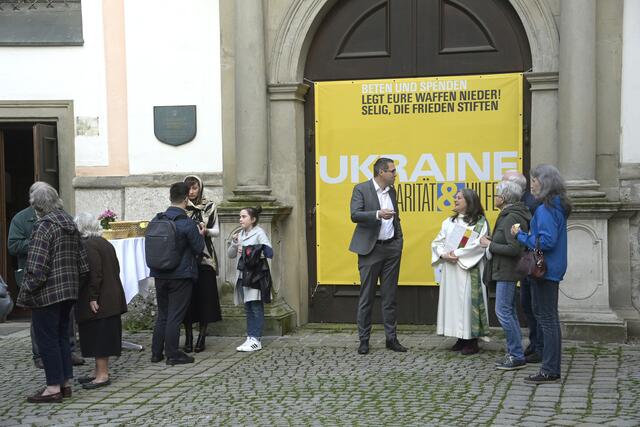 Viele Ukrainer und Österreicher – darunter Bürgermeister Markus Vogl – und Menschen anderer Herkunft folgten der Einladung der katholischen Kirche und waren begeistert. | Foto: Peter Kainrath