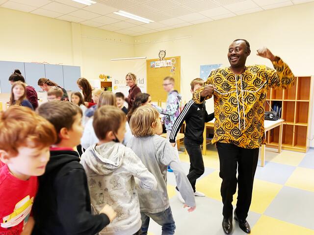 Die Stimmung in den Klassenzimmern war besonders ausgelassen.  | Foto: © IEW