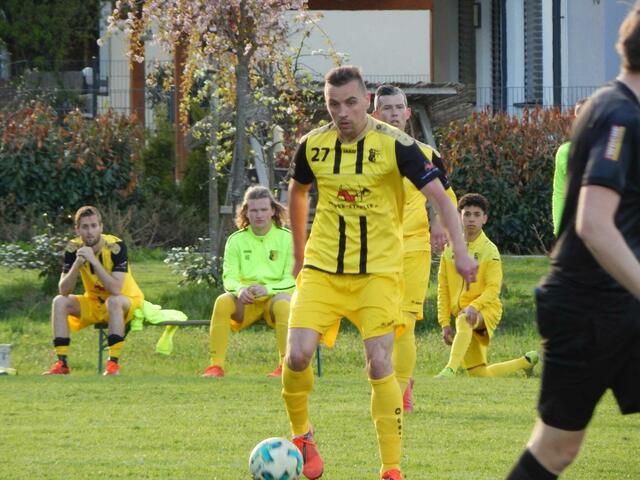 Die Arnoldsteiner bewundern die exakte Ballführung von ihrem talentierten Torjäger Goran Vuk. | Foto: Mödritscher/KK