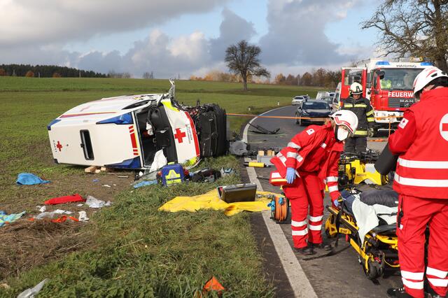 Ein Alkolenker fuhr gegen den Rettungswagen. Fünf Menschen wurden verletzt, eine Frau starb später. | Foto: Matthias Lauber/laumat.at