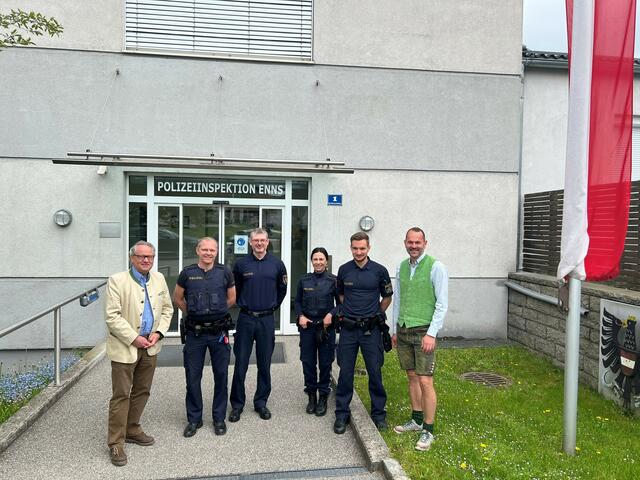 Wolfgang Stanek (ganz links) und der stellvertretende Postenkommandant Sascha Baumgartner (ganz rechts) mit Beamten der PI Enns. | Foto: OÖVP Linz Land