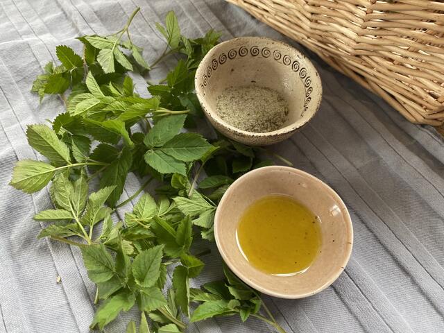 Giersch mit Kräutersalz würzen und mit Olivenöl beträufeln, danach ab ins Rohr.