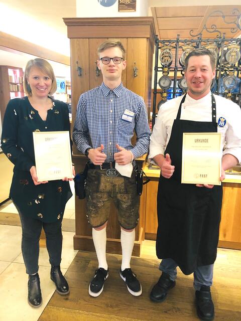 Sie wurden von ihren Kollegen ausgezeichnet und erhielten einen Titel: Tanja Bergthaler, Florian Scheuher und Martin Hahn. | Foto: Hofbräu