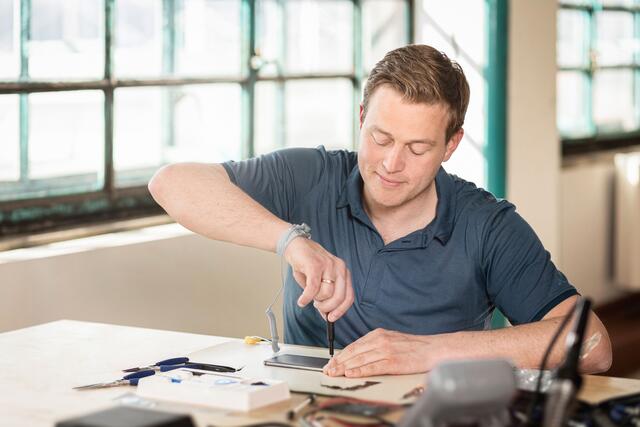 Umwelt-Landesrat Stefan Kaineder bei der Smartphone-Reparatur. | Foto: Catherine Roider