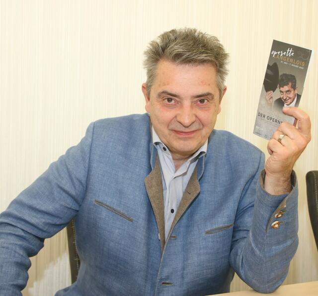 Christoph Wagner-Trenkwitz mit dem neuen "Opernball"-Flyer. 