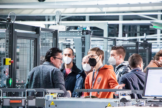 Die Studierenden des Studienganges „Industrielle Mechatronik“ konnten sich bereits selbst ein Bild machen und erlebten ein Intralogistik-System von Knapp live. | Foto: Knapp/Brunner