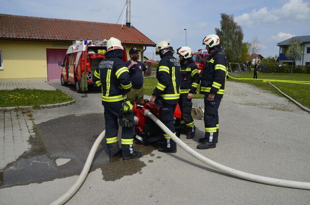 Die Kameraden bei der praktischen Übung. | Foto: OAW Hanna Maderegger