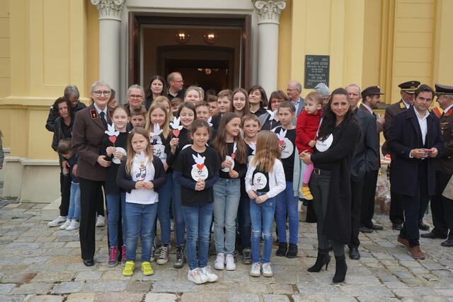 Der Kinderchor "halbTöne" und der Chor "Danubia Voices" mit Pfarrerin Ingrid Tschank und Chorleiterin Rebecca Bedjai vor der evangelischen Kirche Gols. | Foto: Andrea Glatzer