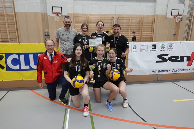 Die erfolgreichen U15-Spielerinnen: Lena Wagner, Lilly Zacharias (hintere Reihe, v.l.n.r.), Leona Weber, Iris Langwieser und Constanze Schrey (erste Reihe, v.l.n.r.) mit den beiden Trainern Oliver Würnschimmel und Franz Langwieser sowie Sportunion Waidhofen/Ybbs-Obmann Wolfgang Schorn. | Foto:  UVC Raiba Waidhofen/Ybbs
