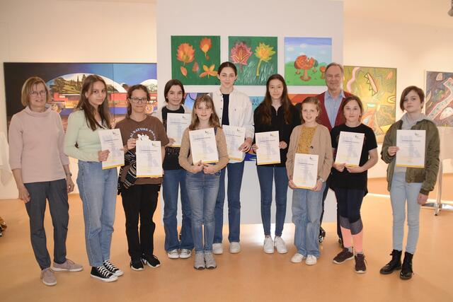 Karin und Bernhard Antoni mit den Teilnehmern der Malakademie Anna-Lisa Draxler, Iris Einfalt, Anja Engel, Jessica Fellinger, Katharina Hauer, Theresa, Hochstöger, Emilia Ruzicka, Mira Wanek und Emma-Luisa Zizka. | Foto: Pilz