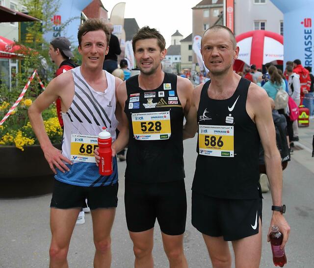 10 km Straßenlauf: Sieger Markus Hartinger, Zweitplatzierter Hans-Peter Innerhofer und Dritter Florian Prüller (v.l.). | Foto: LCAV Jodl Packaging