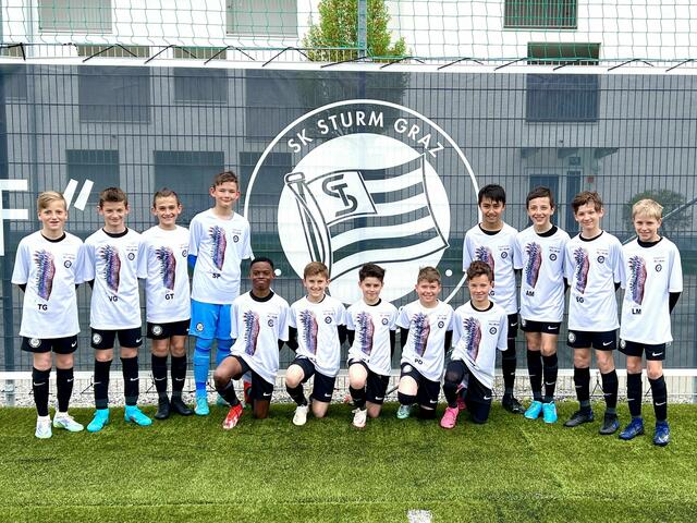 Mit dem vom Künstler Enrique Fuentes gestalteten Trikots bezieht die SK Sturm Jugend (U11) Position gegen Diskriminierung und Rassismus im Fussball. | Foto: Tanja Zöhrer