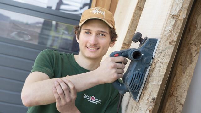 Tischlereitechniker Louis Harlinghausen ist 21 Jahre alt und arbeitet bei der Schmidhuber's Möbelwerkstätte GmbH in Seekirchen. | Foto: WKS/Andreas Hauch