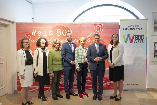 arin Bachschweller (Dienststelle Kulturservice - Stadtarchiv), Bürgermeister Andreas Rabl, Ingeborg Micko (Dienststelle Kulturservice - Stadtmuseen), Stadtrat Martin Oberndorfer (Wirtschaft und Wissen), Renate Miglbauer (Leiterin Dienststelle Kulturservice) sowie Dorin Prenn (Gestalterin Ausstellung) und Angelika Doppelbauer (Gestalterin Vermittlungsprogramme). | Foto: Stadt Wels