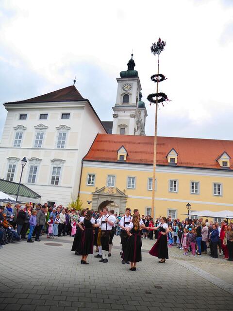 Die Trachtengruppe Garsten tanzte zur Garstner Musikkapelle. | Foto: Kapfer