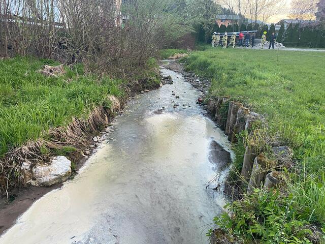 Die Freiwillige Feuerwehr Söll leitet Sofortmaßnahmen ein, um die Ausweitung der Umweltverschmutzung zu verhindern. | Foto: ZOOM.Tirol