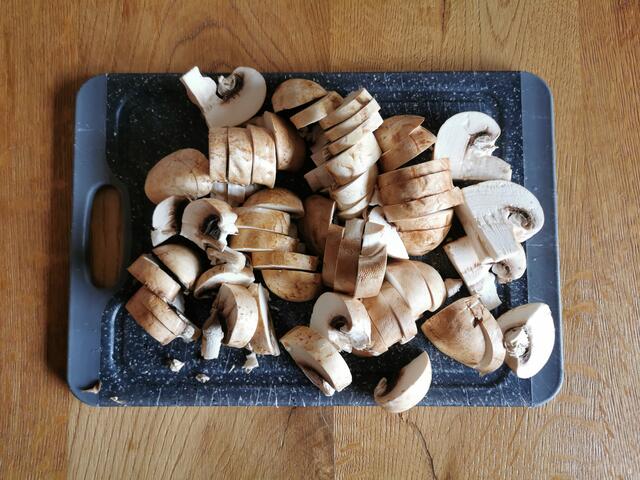 Die Champignons putzen und in Scheiben schneiden. | Foto: Katrin Ebetshuber