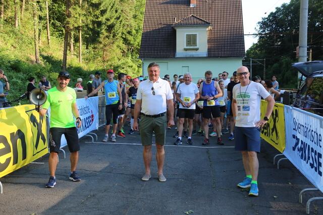 Den Startschuss nimmt Bürgermeister Gerhard Meixner vor – hier im Vorjahr mit TUS-Obmann Erwin Klobasa (r.). | Foto: RegionalMedien
