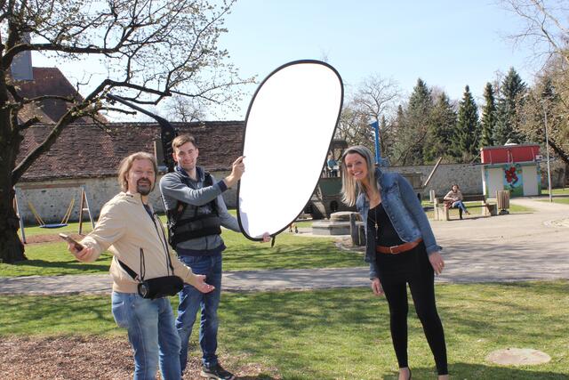 Musikproduzent Charly Raneg, Videographer Robert Grundnig und Sängerin Daniela Koch beim Dreh in Wolfsberg. | Foto: Privat
