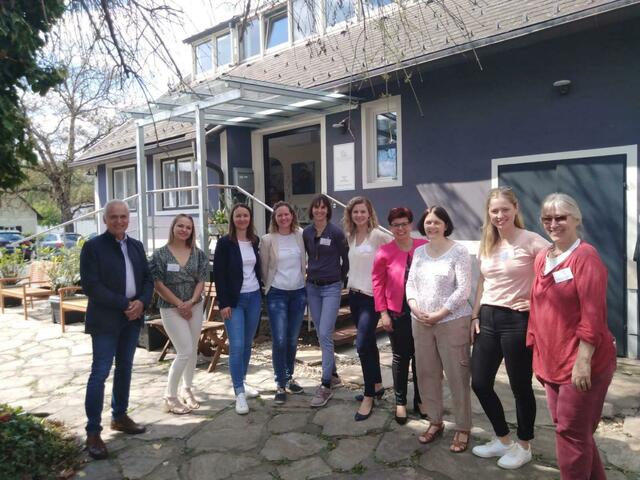 Bürgermeister Helmut Leitenberger (links) und Landtagsabgeordnete Bernadette Kerschler (Vierte von rechts) mit Bettina Huss (Dritte von rechts) und dem Team der Villa Bordmerkel.  | Foto: Villa Brodmerkel
