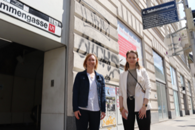 Lea Halbwidl und Ana Badhofer vor der U1 Station "Taubstummengasse". | Foto: BV 4