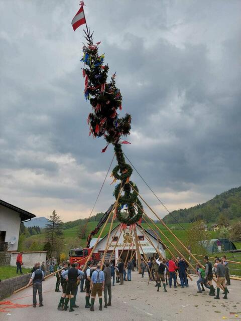 In Perneck wurde heuer wieder ein Maibaum aufgestellt. FW Perneck | Foto: FW Perneck