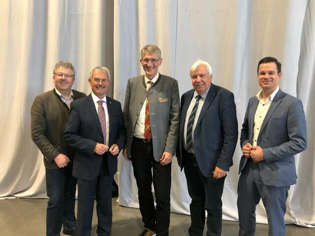 Poysdorfs Bürgermeister Thomas Grießl, Landtagspräsident Karl Wilfing, Bildungsdirektor Johann Heuras und Karl Fritthum, Leiter der Präsidialabteilung in der Bildungsdirektion, gratulierten Josef Fürst (M.) zu seiner neuen Aufgabe als Leiter der Bildungsregion 4. | Foto: Bildungsdirektion