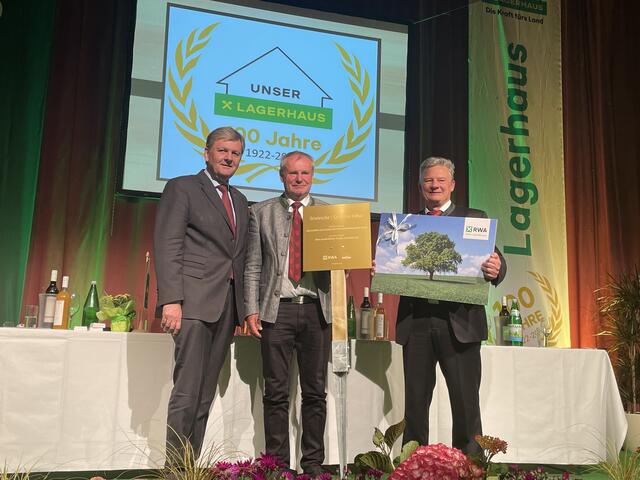 Generaldirektor Reinhard Wolf, Obmann Franz Koller und Geschäftsführer Rudolf Schwarzl (v.l.) freuen sich über den Erfolg.  | Foto: Janine Senger