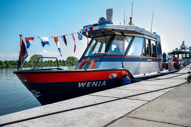 "Wenia" ist auf dem neuesten Stand: Mit einem Flussradar, einem Echolot und Wärmebildtechnik ist das Boot ausgestattet.  | Foto: BMI/Jürgen Makowecz